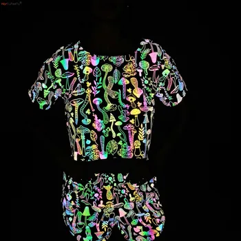 הקיץ Reflcetive קצר סטים נשים 2 חתיכה תלבושות 2023 צבעוני פטריות הדפסה התאמת אדידס חולצת טי גזורה ומכנסיים קצרים.